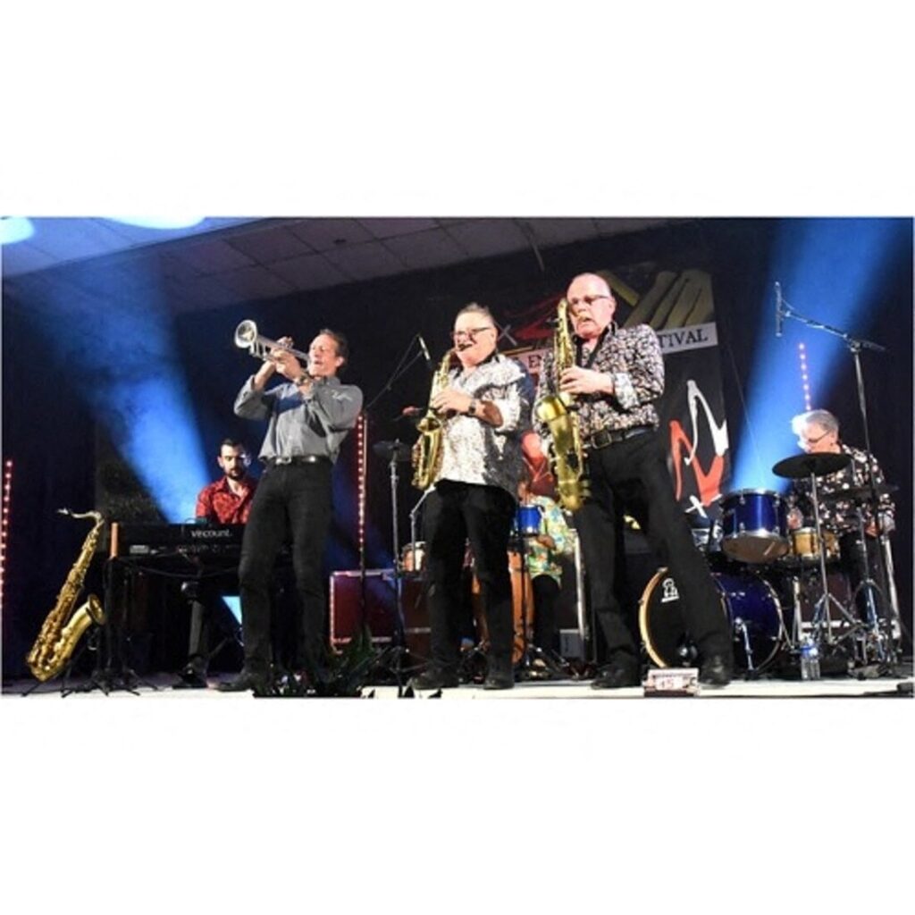 This jazz band, popular in the 90s, performs in concert in Cherbourg