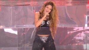 Shakira gives a free concert in Times Square in front of 40,000 people