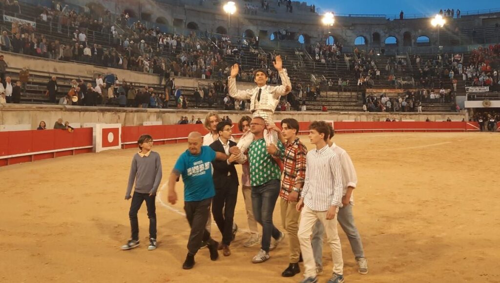 Sebastian Castilla opens the door to the consuls of the Nimes squares after the bullfight with an incredible scenario
