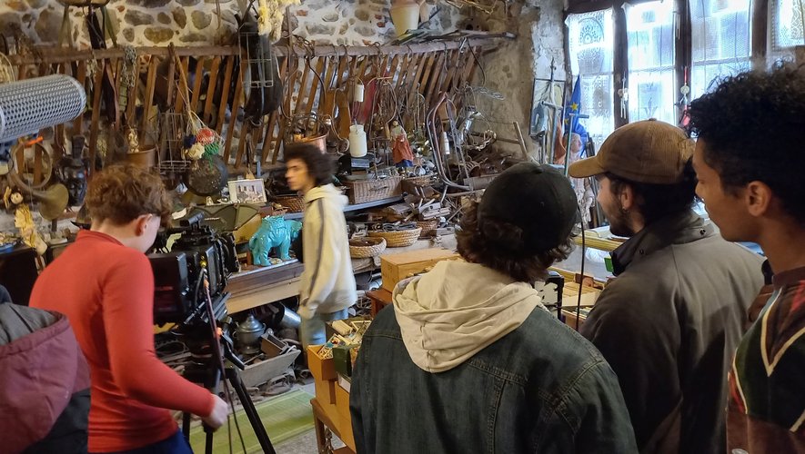 “Silence! It’s running” On rue La Foret and in the thrift store of Foix, student directors film the pilot for a mini-series