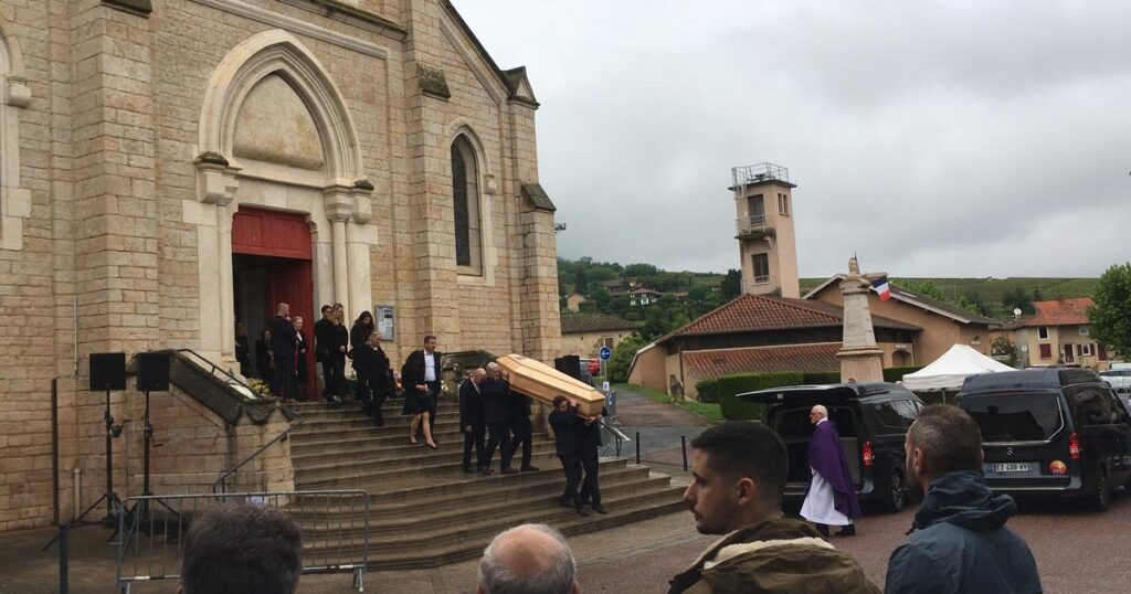 At Bernard Pivot’s funeral, his bastion paid tribute to “a simple and cheerful man who loved Beaujolais.”