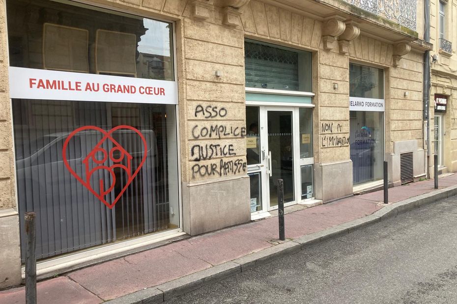 Mattis killed.  Racist signs on the facade of the Immigrant Aid Society: "No to immigration", "Partner association" – France 3 regions