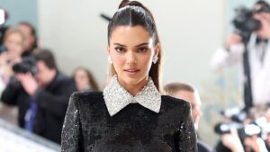 Watch again: Kendall Jenner exposes her butt on the Met 2023 red carpet